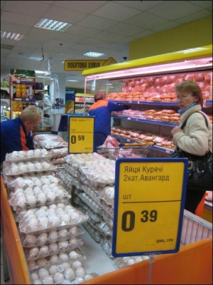 Дешевые яйца супермаркет ”Сельпо” возле столичной станции метро Лукьяновская самостоятельно фасует в картонные лотки по десятку