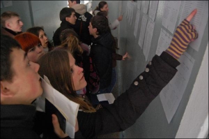 Участники пробного тестирования во Львове ищут номера аудиторий, в которых будут писать работы по украинскому языку и литературе