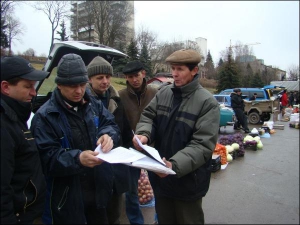 Голова Асоціації фермерів і землевласників Волині Микола Собуцький агітує фермерів приєднатися до меморандуму з Луцькою міськрадою. Тепер селяни можуть продавати власні врожаї за зниженими цінами без посередників