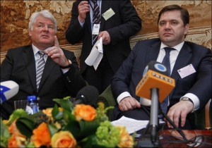Представники російської делегації у Брюсселі Валерій Голубєв та Сергій Шматко. 23 березня 2009 р.