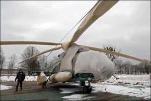 Большинство вертолетов в воинской части возле Бродов на Львовщине стоят в чехлах. Боевые дежурства несут только три машины