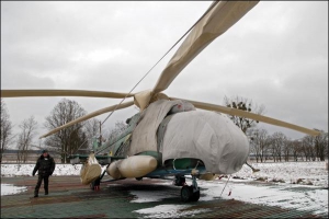 Більшість вертольотів у військовій частині біля Бродів на Львівщині стоять тепер зачохлені. Бойові чергування несуть лише три гвинтокрили