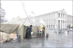 Активисты общественной организации ”Геть усіх” обустраивают новые палатки. Старые разгромили утром 20 марта