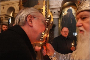 Патриарх Украинской православной церкви Киевского патриархата Филарет дает поцеловать крест лидеру Народного Руха Борису Тарасюку