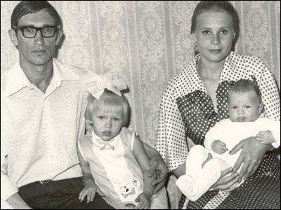 6-месячный Алексей с родителями и старшей сестрой