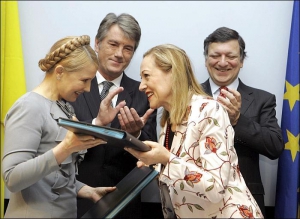 Юлия Тимошенко, Бенита Ферреро-Вальднер, Виктор Ющенко и Жозе Мануель Баррозу, во время подписания общего газового соглашения о модернизации украинской ГТС в Брюсселе. 23 марта 2009 г.