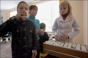 Пациенты детского туберкулезного санатория в Шостке на Сумщине пьют лекарства каждый со своей посуды, чтобы не заразить соседа. Выздоравливать им помогают физпроцедуры и прогулки по сосновому лесу