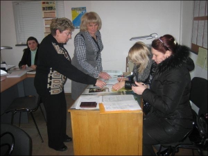 Ганна Міхіна (ліворуч) та Ольга Мирончук (у центрі) допомагають киянкам Ірині Петренко та Світлані Новицькій заповняти заяви на податковий кредит. Навчання у вузах жінки оплачують власним коштом