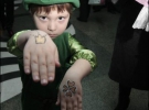 4-річний Ваня зробив собі мальоване татуювання на руках. Йому було нецікаво танцювати з дівчатами. У фойє він металевим гачком ловив у великій мисці з водою рибок на магнітах і складав пазли