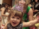 Трехлетней Анастасии на баллу мать купила корону и плюшевого мишку. Вместе они разучивали реверанс и танцевали под песню Юрия Шатунова ”Детство”