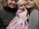Анастасия Лугатырева (справа) пришла с 9-месячной дочерью Роксоланой. Платье сшила за три ночи