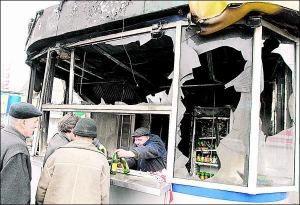 Кіоск із шаурмою, де вибухнув газовий балон, розташований у людному місці Дніпропетровська: поряд супермаркет, ринок, зупинка