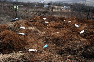 Бомжів та невстановлених осіб на Розсошенському кладовищі в Полтаві ховають на окремій земельній ділянці. Замість могил риють довгі рівчаки, в які кладуть труни з небіжчиками та прикопують. Кам’яні таблички з номером архівного запису про особу та вказання