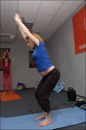 Инструктор Киевской школы йоги Евгения Носова в столичном бизнес-центре ”Кубик” дважды в неделю проводит занятия для будущих мам. Женщина на пятом месяце беременности