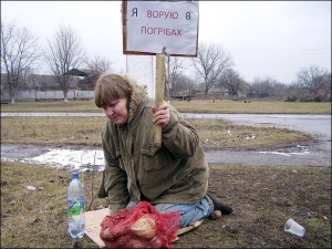 Жительницу Кибинцев Миргородского района на Полтавщине Галину Самар односельчане поймали на краже. Придумали ей публичное наказание. Женщина стояла на коленях посреди села около 5 часов