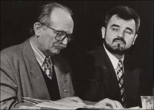В’ячеслав Чорновіл (ліворуч) та Анатолій Ревенко під час зустрічі з кіровоградцями в обласному драмтеатрі 25 березня 1999 року. Один з останніх прижиттєвих знімків лідера Народного руху зробив тамтешній фотограф Ігор Демчук
