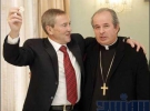 Черновецький демонструє срібну медаль, подаровану Апостольським нунцієм в Україні архієпископом Юрковичем