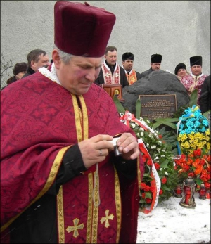 Священик біля відкритого обеліску Омелянові Ковчу в польському музеї ”Концтабір Майданек”. Фото зроблене 25 березня 2009 року