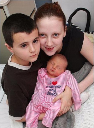 Англієць Алфі Паттен (ліворуч) вважає себе батьком новонародженого немовляти Мейзі. Її матір — його подружка Шанталь Стедмен