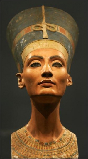 Невідомий скульптор згладив горбинку на носі цариці Нефертіті, зробив її губи повнішими, а вилиці вищими
