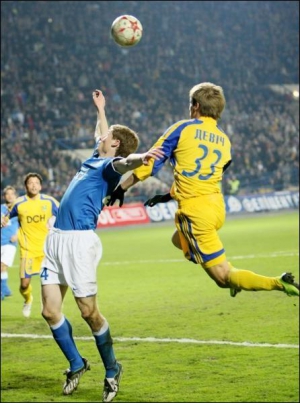 Форвард ”Металлиста” Марко Девич (№33) ведет борьбу с защитником ”Днепра” Виталием Лисицким. Девич забил в поединке два гола