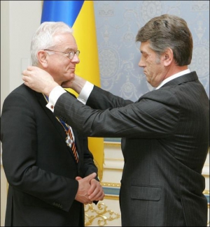 Президент Віктор Ющенко (праворуч) вручає президентові Європарламенту Гансу-Герту Поттерінгу орден Ярослава Мудрого