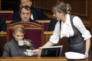 13 января 2009 года. Премьер-министр Юлия Тимошенко пьет чай во время сессионного заседания Верховной Рады