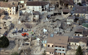 Зруйновані землетрусом будинки у центрі італійського міста Л’Акуіла. Фото зроблене з вертольота 6 квітня, у перший день після потужного нічного підземного поштовху