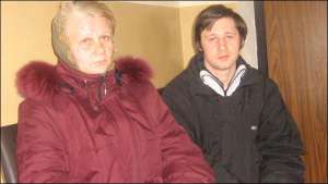 Дмитрий Гриб с матерью возле здания Тульчинского районного суда Винницкой области