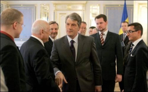 Віктор Ющенко потискує руку одному з послів країн G8 перед початком зустрічі у Києві, в середу, 8 квітня 2009 року
