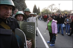 8 апреля стражи порядка взяли ситуацию в Кишиневе под контроль. Демонстрантов окружил полицейский кордон. При повторении массовых беспорядков силовики применят оружие