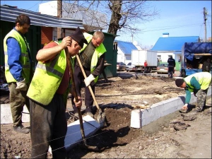 Дорожні працівники встановлюють бордюри по вулиці Кашинського в Миргороді неподалік центрального ринку. Цього року ремонтувати дороги в місті почали із 17 березня — готувалися до святкування 200-річчя із дня народження письменника Миколи Гоголя