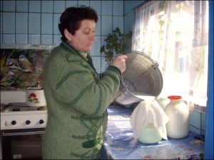 Жительница Бабичивки на Глобинщине Нина Капинос процеживает молоко обеденного надоя. По низким ценам сдавать не хочет. Делает из него сметану, сыр, масло. Говорит, держать корову стало невыгодно. На Глобинский маслозавод молоко от населения принимают по 1
