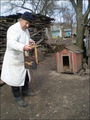 Віктор Бриліцький із села Лемешівка Калинівського району показує 2-метровий цеп та припон, на якому прив’язував пса у дворі. Каже, не чув його гавкоту