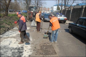 Ремонтники засыпают ямы на улице Опришковский на Высоком Замке во Львове во вторник в час ”пик”. С обеих сторон от места ремонта образовались очереди машин