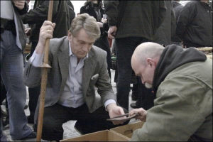 Президент Віктор Ющенко на антикварному ярмарку роздивляється підкову довоєнних часів. ЇЇ привезли із Черкащини