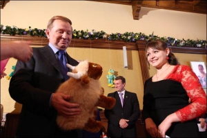 Экс-президент Леонид Кучма держит мягкую игрушку, подаренную 15-летней винничанкой Галиной Крюк (на фото — справа)
