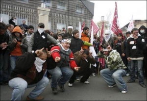 Сторонники оппозиции танцуют во время митинга у офиса президента в Тбилиси в субботу, 11 апреля 2009 года