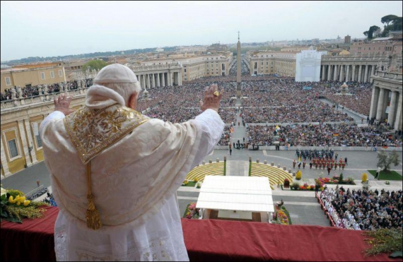 Папа Римский Бенедикт XVI обращается к верующим с традиционным посланием и благословением &#39;Urbi et Orbi&#39; (&#39;Городу и Миру&#39;) на площади Святого Петра в Ватикане.