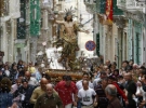 Участники процессии бегут по улице мальтийского города Коспикуа. Процессия несет статую Воскресшего Христа.