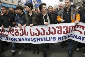 Нино Бурджанадзе вместе с участниками митинга в Тбилиси. 9 апреля 2009