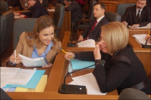 Бютівка Наталя Королевська та регіоналка Ганна Герман мило посміхаються одна одній на Погоджувальній раді 13 квітня. Перша є наближеною до прем&#39;єрки Тимошенко, друга - до лідера ПР Віктора Януковича