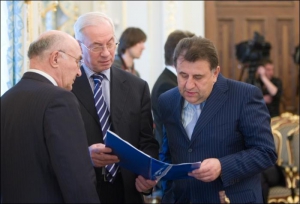 Николай Азаров с главой Нацбанка Владимиром Стельмахом и его замом Анатолием Шаповаловым во время экономического совещания, 13 апреля.