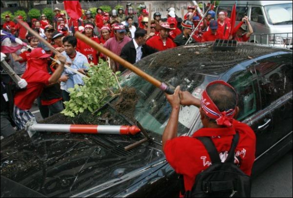 Демонстранты напали на машину, в которой ехал нынешний глава правительства Апхисит Ветчачива. После этого премьер отдал приказ войскам стрелять по самым агрессивным оппозиционерам