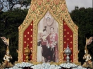 Солдати охороняють портрет тайського короля Бхумібола Адуладея та королеви Сікіріт. Монарших осіб таїландці поважають за будь-якої політичної ситуації