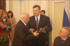 Посол России в Украине Виктор Черномырдин (слева) получает подарок на день рождения от главного ”регионала” Виктора Януковича. Это — икона за 4,5 тысяч гривен