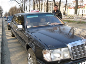 Поездка на лимузин-такси через всю Винницу стоит 70 гривен, вдвое дороже обычного такси. Ежедневно владелец машины Александр Перестяк получает пять заказов