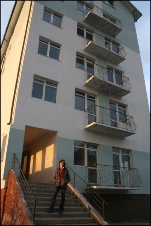 Трехкомнатная квартира Андрея Дубенского находится в новой шестиэтажке. Дом без лифта