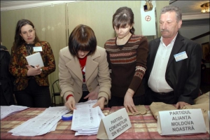 ЦИК Молдавии пересчитывает голоса избирателей по итогам парламентских выборов. 15 апреля 2009