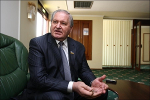 Виктор Тихонов во время интервью в холле столичной гостиницы 